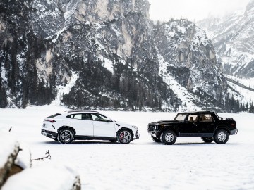 Lamborghini Urus i LM002 w świątecznym konwoju